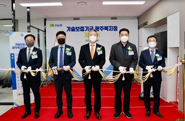 기술보증기금 광주북지점 개점식에 참석한 김석원 중소기업중앙회 부회장,  장대교 광주전남지방중소벤처기업청장, 김종호 기술보증기금 이사장, 문창호 기술보증기금 노동조합 위원장, 김현 기술보증기금 광주북지점장 (왼쪽부터) / 사진제공=기보