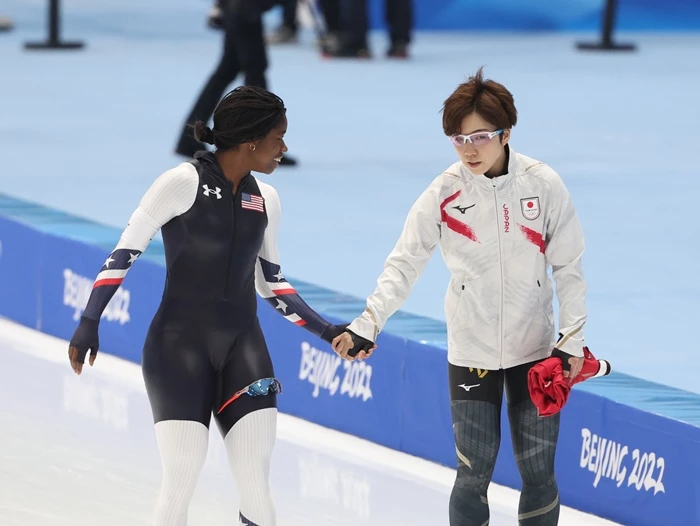 2022 베이징 동계올림픽 스피드스케이팅 여자 500m에서 금메달을 딴 에린 잭슨(미국·30)을 축하하는 고다이라 나오