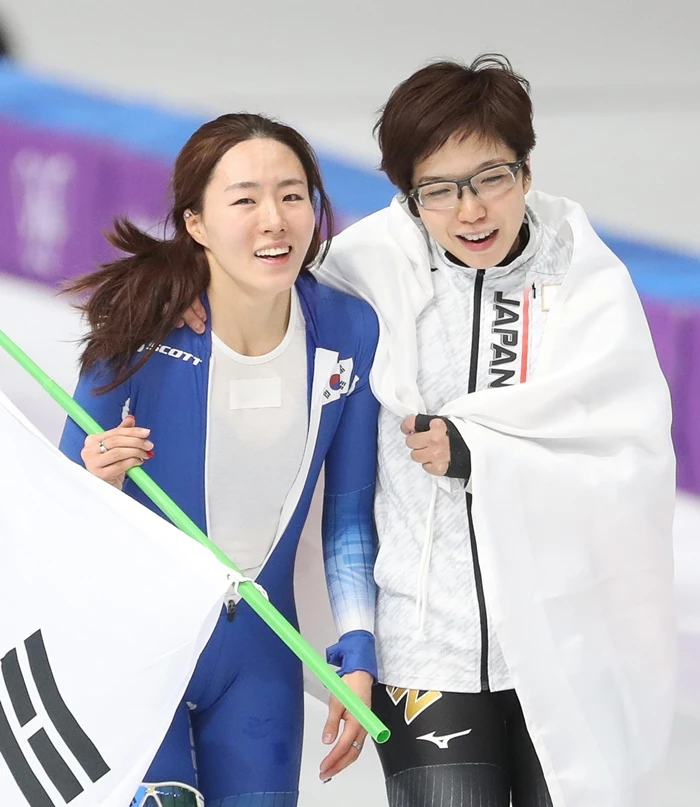 2018 평창 동계올림픽 스피드스케이팅 500m 경기 후 이상화를 위로하는 고다이라 나오 / 뉴스1