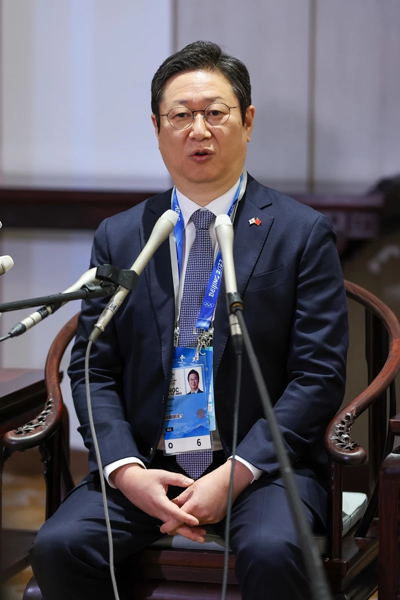 황희 문화체육관광부 장관이 5일 중국 베이징 메인프레스센터를 찾아 2022 베이징 동계올림픽 개회식에서 한복이 중국 소수민족 문화로 표현된 것에 대해 입장을 밝히고 있다. / 뉴스1