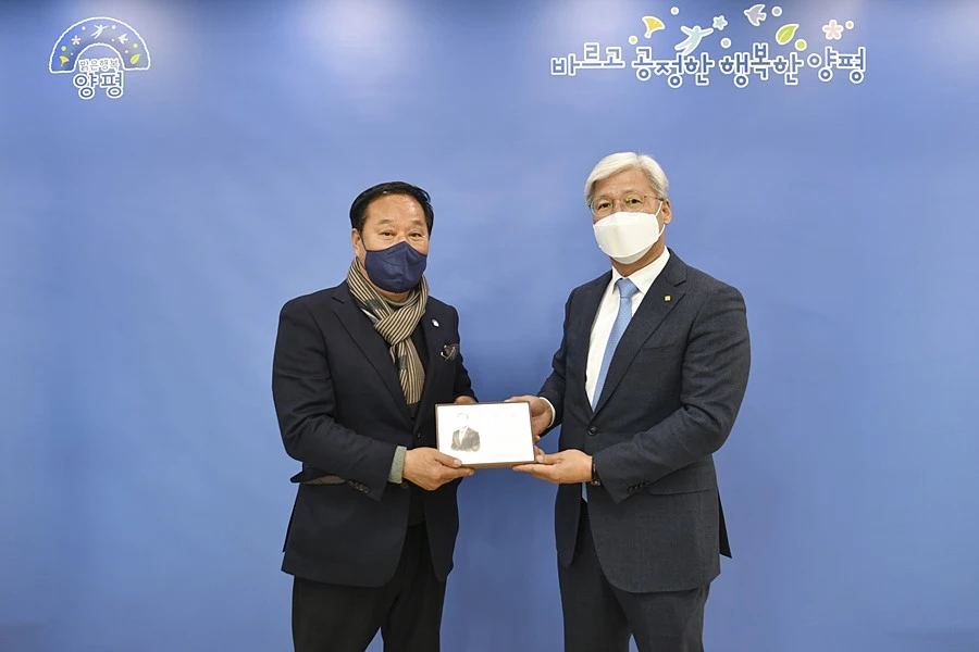 정동균 양평군수(왼쪽) / 양평군청