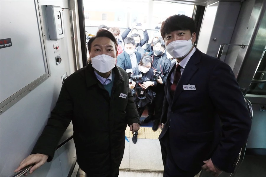 기차에 오르는 윤석열 후보와 이 대표 / 뉴스1