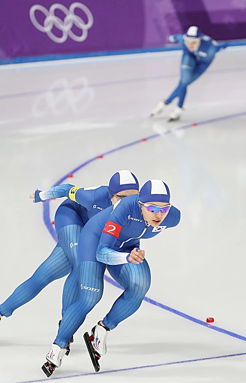 2018 평창 동계올림픽 여자 팀추월 경기 장면. 앞에 있는 선수가 김보름과 박지우, 뒤쳐진 선수가 노선영이다