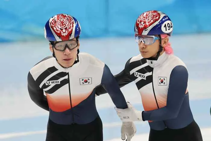 지난 16일 오후 중국 베이징 캐피털 실내경기장에서 열리는 2022 베이징 동계올림픽 쇼트트랙 남자 5000m 계주 결승 경기를 앞두고 곽윤기가 황대헌(왼쪽)을 독려하고 있다