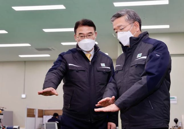 (주)쓰리에이치 기업부설연구소를 방문한 김종호 기보 이사장(사진오른쪽)과 정영재 (주)쓰리에이치 대표이사(사진왼쪽) / 사진제공=기보