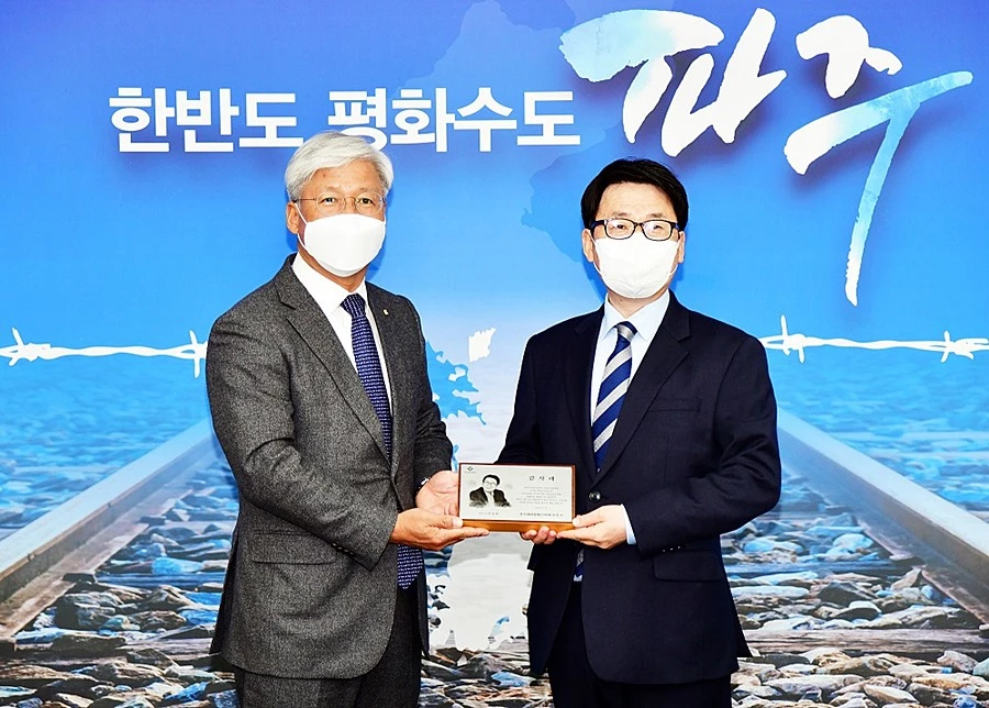 최종환 파주시장(오른쪽) / 이하 파주시청