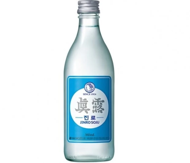 하이트진로가 뉴트로 콘셉트 소주 '진로'의 알코올 도수는 지난해 16.9도에서 16.5도로 낮아졌다. / 하이트진로 제공