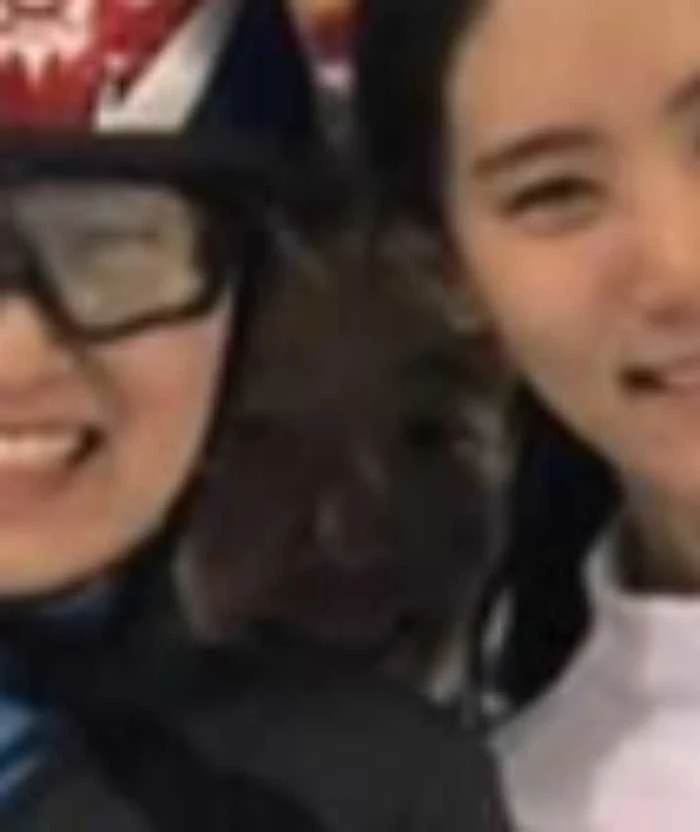 사진을 확대했더니 최민정, 김현영 가운데 한 선수가 우두커니 서서 웃고 있다