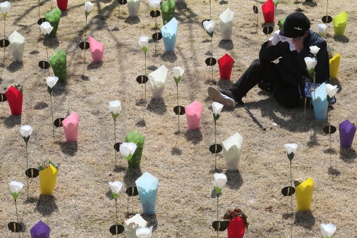 18일 오전 열린 추모식에서 유가족 등 참석자가 오열하고 있다. / 이하 뉴스1