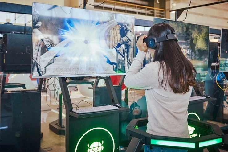 경주엑스포대공원 문화센터 내 실감VR스튜디오에서 VR체험을 하고 있는 관람객 / 경주엑스포