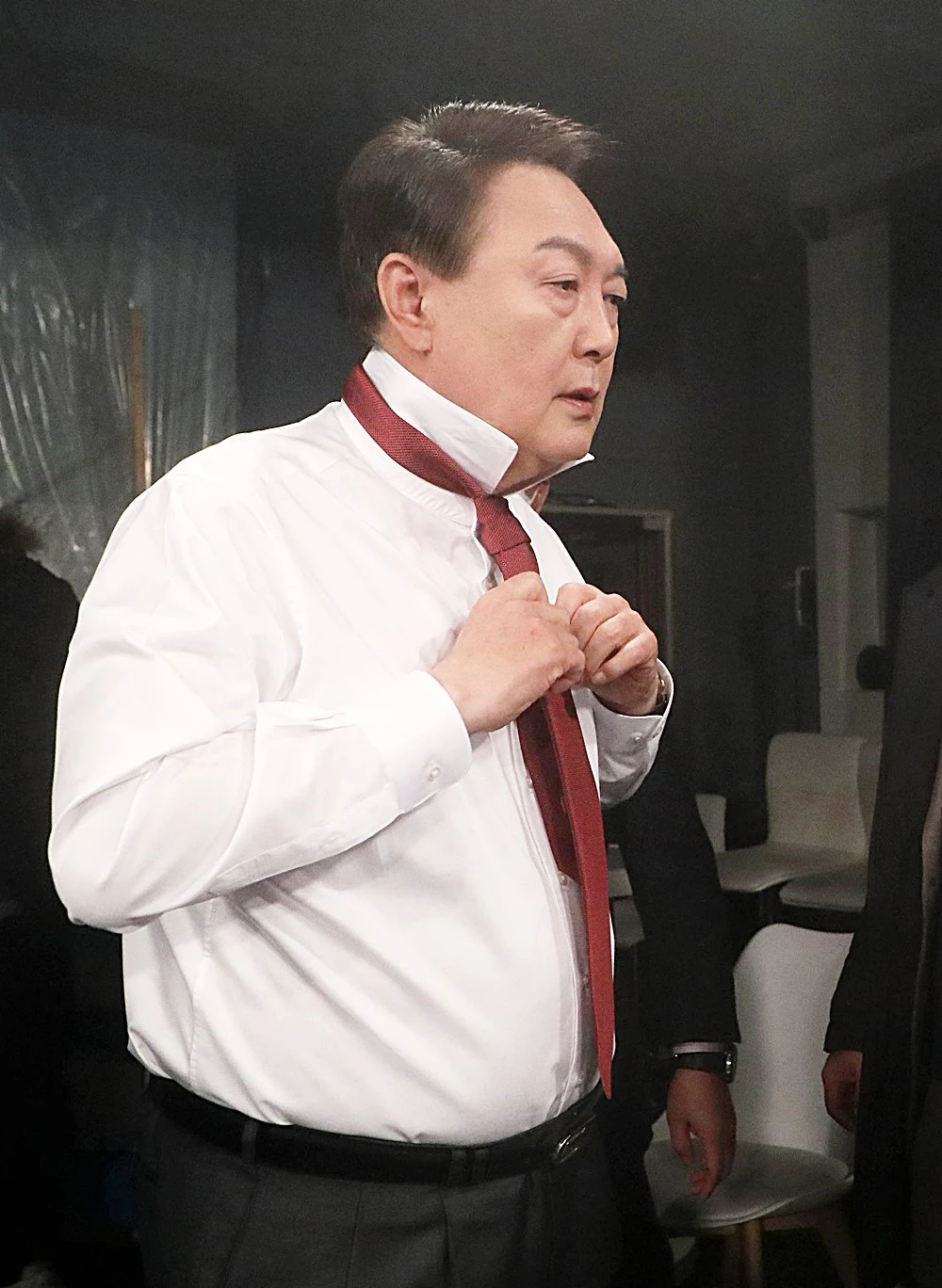 윤석열 후보가 한 방송사 스튜디오에서 광고 촬영을 준비하고 있다