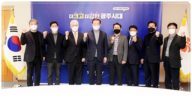 이용섭 광주광역시장이 22일 오후 시청 접견실에서 광주산학연협의회 자동차·광융합분과와 간담회를 하고 있다. /광주광역시 제공