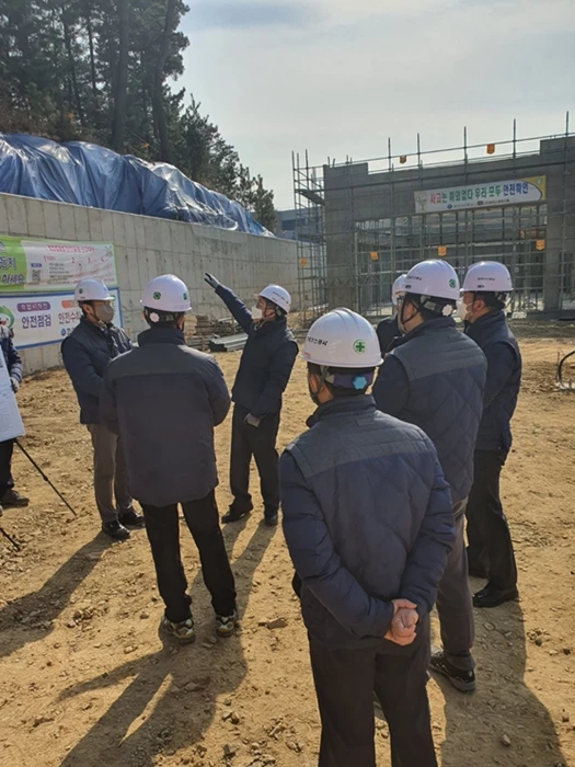 대구 혁신도시 수소충전소 건설현장 CEO 특별안전점검 중인 채희봉 한국가스공사 사장 / 가스공사