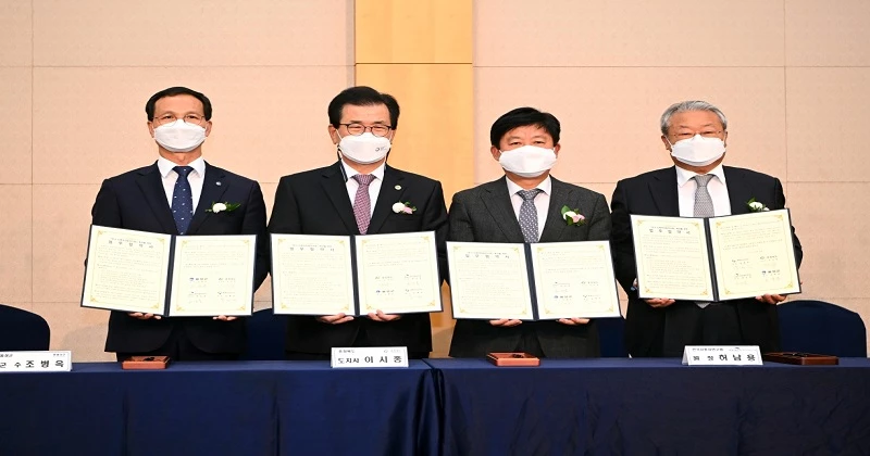 충북도와 음성군 등이 자동차물류 수요 및 다목적자동차 개발사업 업무협약을 체결할 당시 모습.