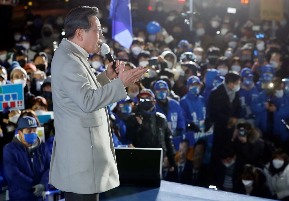 이재명 더불어민주당 대선 후보가 23일 저녁 충북 청주시 롯데마트 앞에서 열린 거리유세에서 유권자들의 지지를 호소하고 있다  / 뉴스1