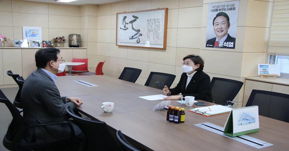 포스코홀딩스 오석근 커뮤니케이션본부장을 포항 사무실에서 만나고 있는 김정재 국회의원/김정재 의원실