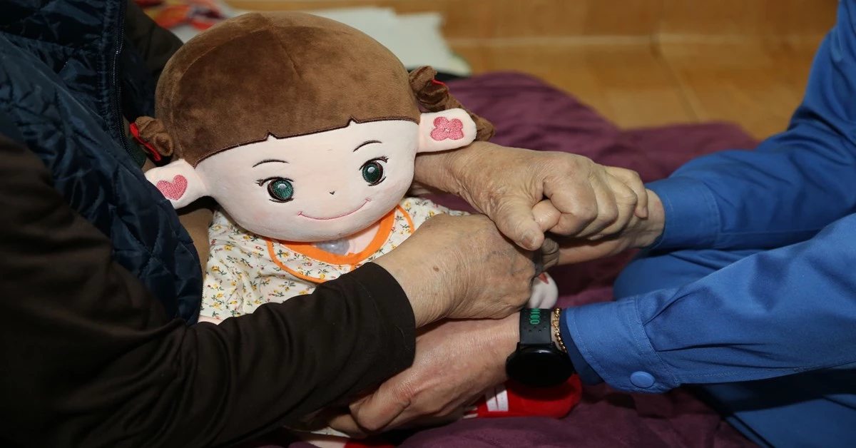 25일 포스코 섬김이 봉사단이 포항시 해도동 소재 독거노인 가정에 스마트 돌봄인형을 전달하고, 사용법 등을 설명드리며 어르신 돌봄 활동을 펼쳤다./포스코