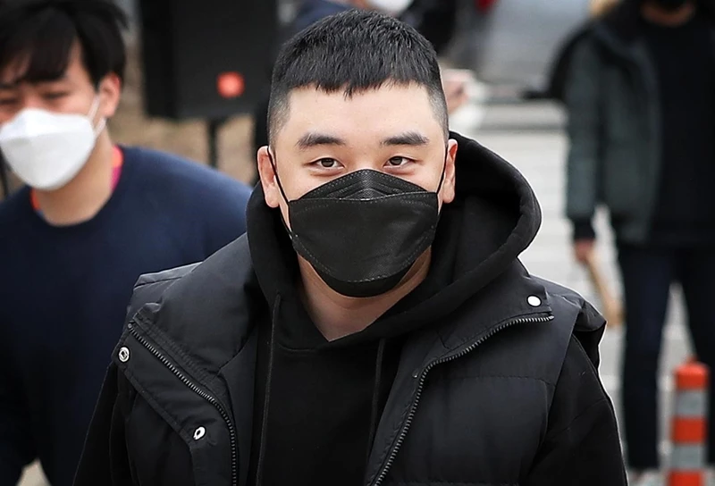 그룹 빅뱅의 전 멤버 승리(본명 이승현)가 2020년 3월9일 강원도 철원군 동송읍 육군 6사단 신병교육대에 입소하고 있다. 성매매 알선·해외 원정도박 등 혐의로 기소된 승리 재판은 군사법원으로 이관된다. / 뉴스1