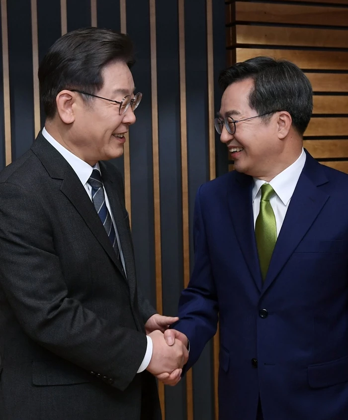 지난달 2일 서울 양천구 CBS사옥에서 열린 양자 정책토론을 위해 만난 더불어민주당 이재명 대선후보·새로운물결 김동연 대선후보 / 이하 뉴스1
