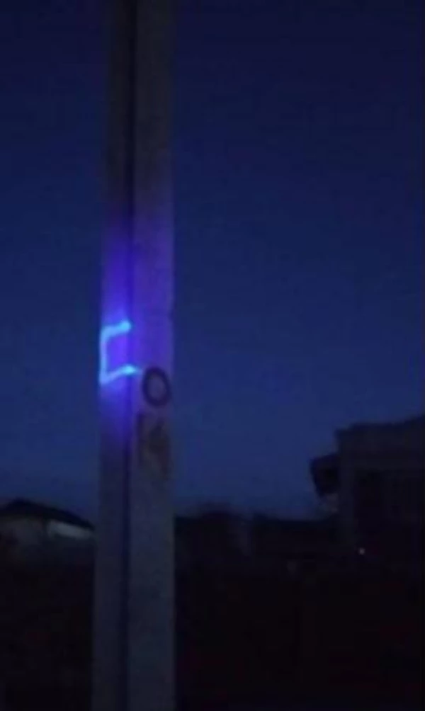 건물 외벽의 특수 형광 표식 / 트위터