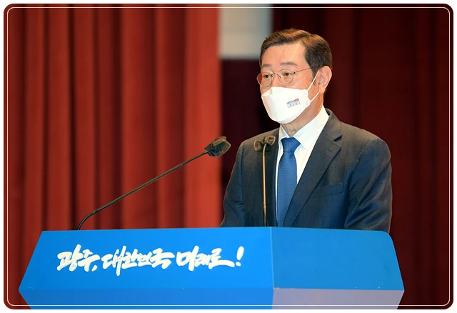 이용섭 광주광역시장이 2일 오전 시청 대회의실에서 열린 3월중 정례조회에 참석하여 시정발전 유공자에게 시상한 후 인사말을 하고 있다. /광주광역시 제공