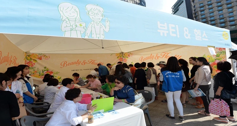 붐비는 뷰티·헬스 부스. 서울광장에서 열린 2016 건강서울 페스티벌에서 시민들이 제약업체 부스의 이벤트에 참여하고 있다.