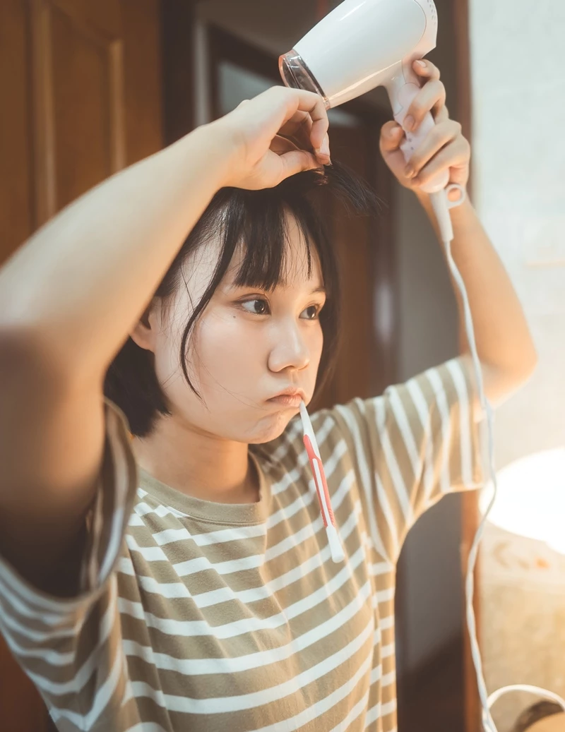 기사와 관련 없는 셔터스톡 자료 사진. 머리카락을 말리고 있는 여성 / dodotone-shutterstock.com