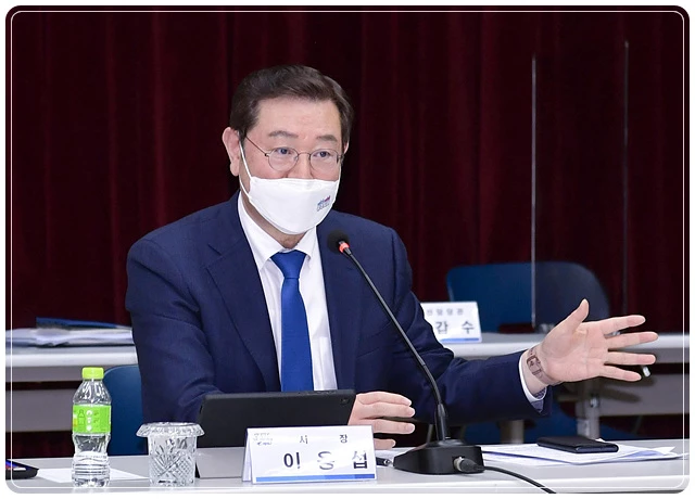 이용섭 광주광역시장이 2일 오후 광주테크노파크 대회의실에서 열린 '3월중 공공기관장 회의'에 참석해 각 기관장들과 인사를 나누고 있다./광주광역시 제공