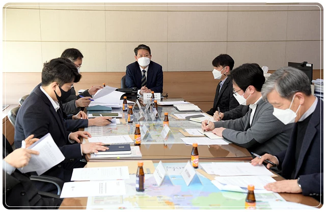 조인철 광주광역시 문화경제부시장이 2일 오후 문화경제부시장실에서 유관기관 관계자 등이 참석한 가운데 열린 우크라이나 사태 관련 지역 수출기업 지원대응 및 방안 점검회의를 주재하고 있다. /광주광역시 제공