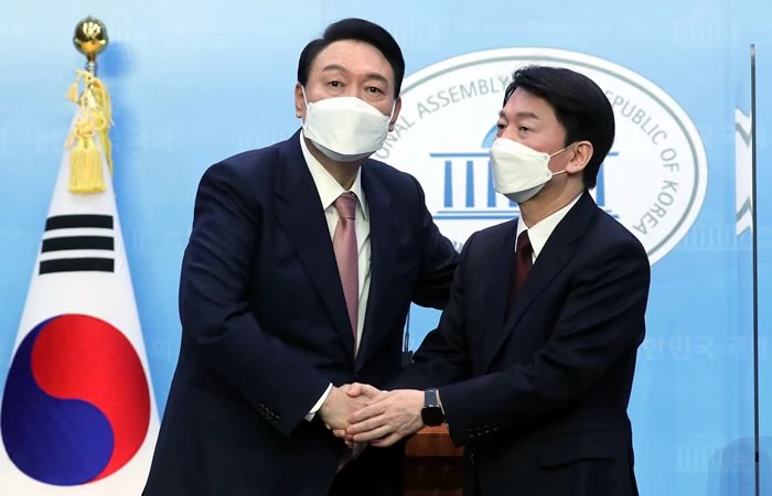 윤석열 국민의힘 대선 후보와 안철수 국민의당 대선 후보가 3일 오전 서울 여의도 국회 소통관에서 단일화 기자회견을 마친 뒤 악수하고 있다 / 이하 뉴스1