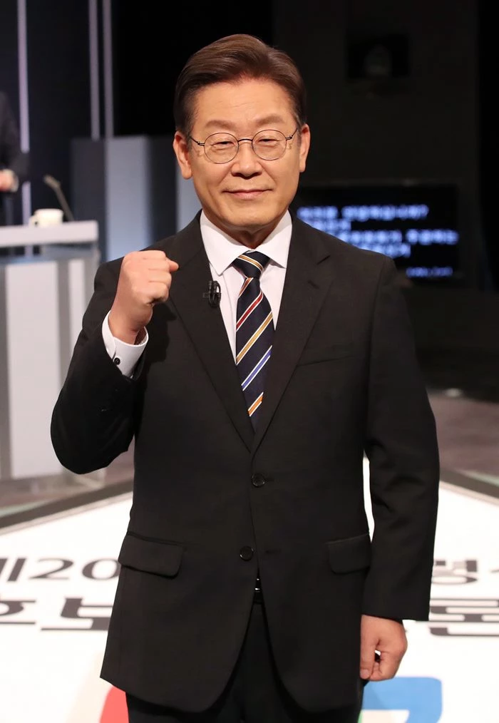 이재명 더불어민주당 대선후보가 2일 저녁 서울 여의도 KBS 본관에서 열린 중앙선거방송토론위원회 주관 제20대 대통령선거 후보 초청 3차 법정 TV 토론회에서 파이팅을 외치고 있다