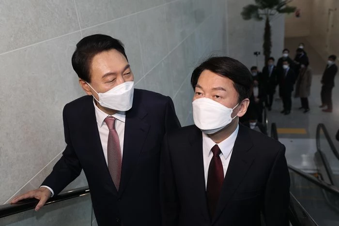 야권 단일화에 전격 합의한 윤석열 국민의힘 대선 후보와 안철수 국민의당 대선 후보가 3일 오전 서울 여의도 국회 소통관으로 공동 기자회견을 하기위해 입장하고 있다