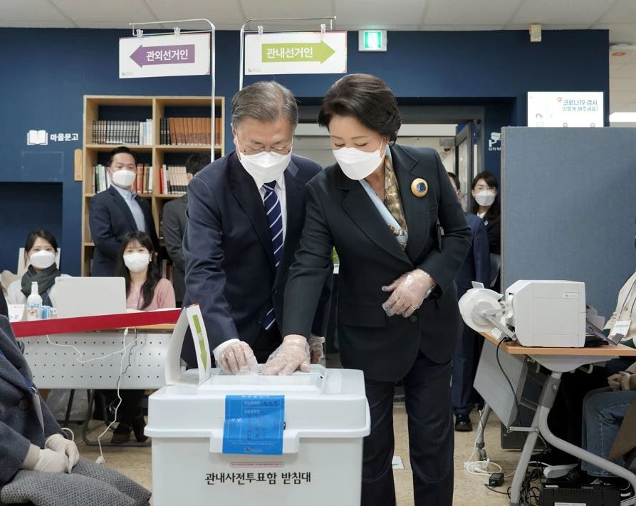 문재인 대통령과 김정숙 여사가 4일 오전 서울 종로구 삼청동 주민센터에 마련된 제20대 대통령선거 사전투표소에서 투표하고 있다.