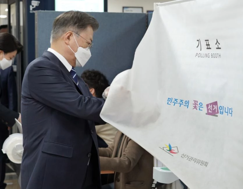 문재인 대통령이 4일 오전 서울 종로구 삼청동 주민센터에 마련된 제20대 대통령선거 사전투표소를 찾아 투표하기 위해 기표소로 들어가고 있다. / 이하 뉴스1