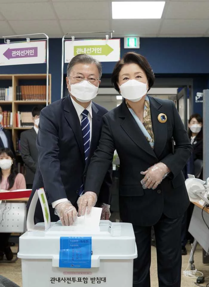 문재인 대통령과 김정숙 여사가 4일 오전 서울 종로구 삼청동 주민센터에 마련된 제20대 대통령선거 사전투표소에서 투표하고 있다 / 뉴스1