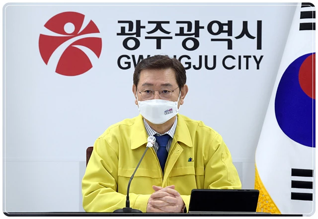 이용섭 광주광역시장이 8일 오전 시청 충무시설에서 열린 화요 간부회의를 주재하고 있다./광주광역시 제공