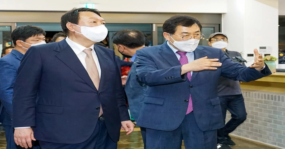 주낙영 경주시장이 지난해 9월 17일 황리단길 생활문화센터를 찾은 윤석열 당시 국민의힘 대선 경선 후보를 상대로 주요 현안사업에 대해 설명하고 있다./경주시