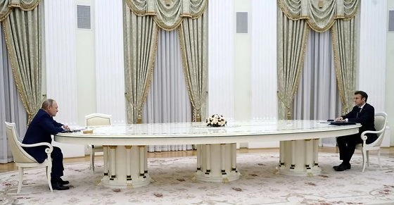 2월 7일(현지 시각) 블라디미르 푸틴 러시아 대통령이 모스크바에서 에마뉘엘 마크롱 프랑스 대통령과 회담하고 있다.  / 뉴스1