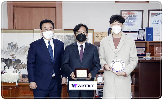 조선대 창업보육센터 (주)다원물산 이달의 기업 선정_왼쪽부터 문인 북구청장, (주)다원물산 마상동 대표, 정해성 과장.
