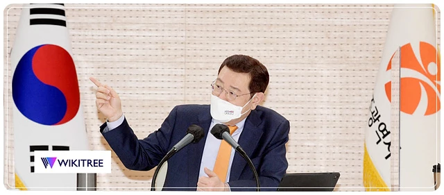 이용섭 광주광역시장이 15일 오후 시청 중회의실에서 열린 확대 간부회의를 주재하고 새정부 국정과제 대책단을 바로 발족해서 시 핵심현안이 국정과제에 반영될 수 있도록 최선을 다해줄 것을 당부하고 있다. /광주광역시 제공