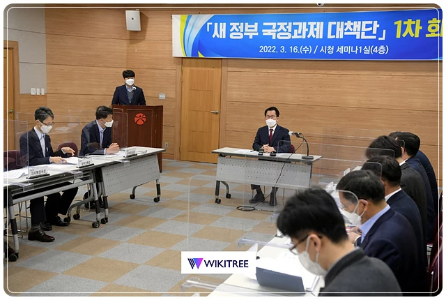 문영훈 광주광역시 행정부시장이 16일 오전 시청 세미나실에서 열린 새 정부 국정과제 대책단 1차 회의를 주재하고 있다. /광주광역시 제공