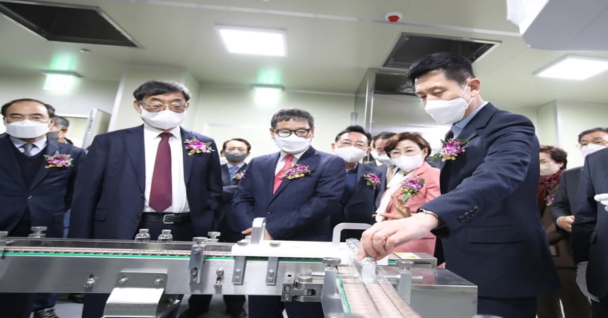 그린백신실증지원센터에서 식물백신 생산시설을 둘러보고 있는 이강덕 시장과 김정재 국회의원을 비롯한 관계자 / 포항시 제공