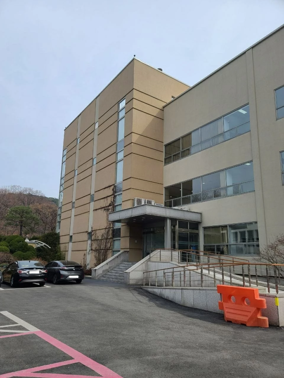 청와대가 문재인 대통령이 멋지고 화려한 본관 집무실을 놔두고 비서동 참모 곁으로 스스로 내려왔다면서 공개한 사진. 문 대통령이 근무하는 여민1관이다. / 청와대 제공