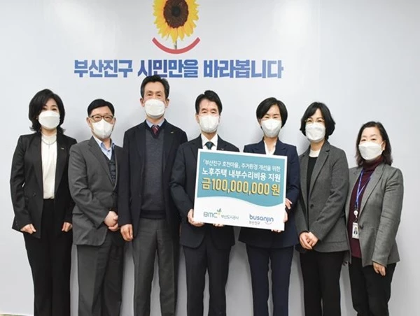 (왼쪽부터)(부산도시공사) 배경란 도시재생기획부장, 제성도 도시재생처장, 손인상 도시창조본부장, 김용학 사장(부산진구청) 서은숙 부산진구청장, 김효숙 도시관리국장, 전영희 도시재생과장 / 사진제공=부산도시공사