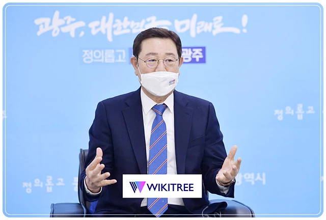 이용섭 광주광역시장이 21일 오전 시청 기자실에서 출입기자들과 차담회를 갖고 시정 주요현안에 대해 설명하고 있다./광주광역시 제공