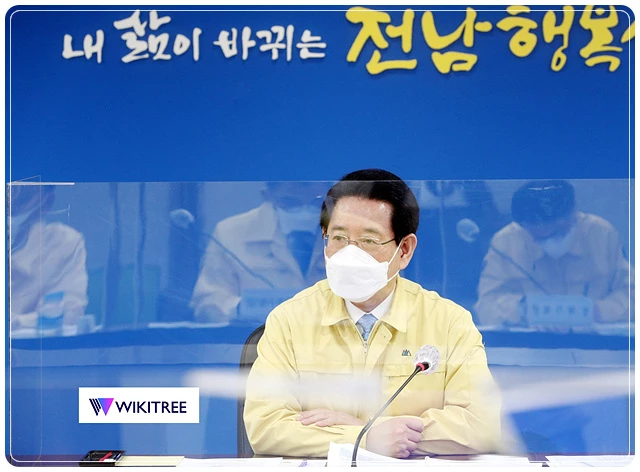 김영록 전남도지사는 22일 오전 도청 서재필실에서 실국장 정책회의를 개최했다.