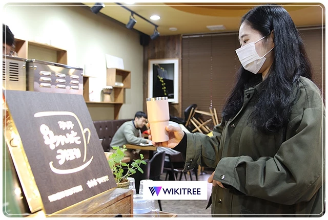 광주 광산구가 일회용품을 쓰지 않는 카페와 손님에게 인센티브를 제공하는 ‘용기내 광산!’에 참여할 업소를 모집한다. ‘용기내 광산!‘에 참여한 카페에서 자신의 텀블러를 가져온 손님이 주문하는 모습.