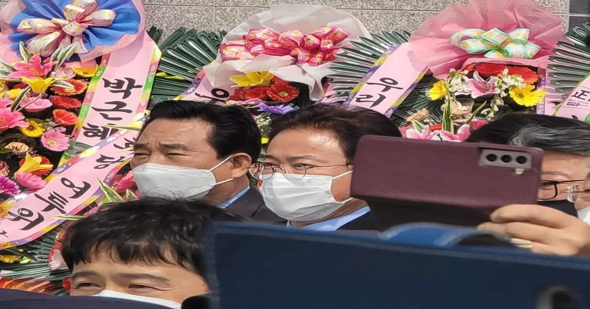 박근혜 전 대통령의 24일 대구 달성 사저 도착을 환영하기 위해 현지를 방문한 이철우 경북도지사 / 경북도