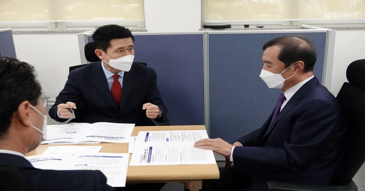 경북 포항시 이강덕 시장이 김병준 위원장에게 새정부의 책임있는 지역균형발전 정책을 제안하고 있다 / 포항시 제공