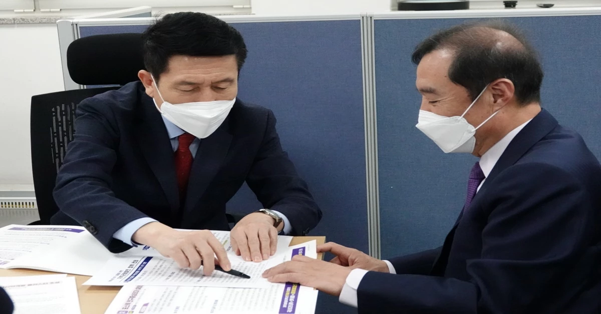 경북 포항시 이강덕 시장이 김병준 위원장에게 지역 현안을 설명하고 있다 / 포항시 제공